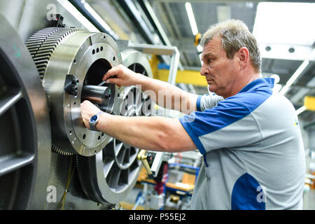 Wiesloch, Deutschland. 08 Juni, 2018. Ein Mitarbeiter der Drehvorrichtung des Large Format Printing Machine in der Werkstatt der Heidelberger Druckmaschinen AG (Heidelberg Druckmaschinen"). Die Gesellschaft veröffentlicht die Zahlen für das abgelaufene Geschäftsjahr am Dienstag (12. Juni). Foto: Uwe Anspach/dpa/Alamy leben Nachrichten Stockfoto