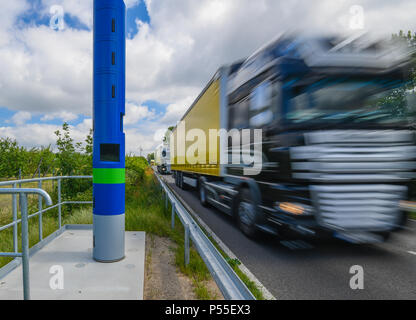 25 Juni 2018, Deutschland, Frankfurt (Oder): eine Leitstelle für die Erhebung der Maut für Lkw entlang der Bundesstraße 87 zwischen Frankfurt (Oder) und Muellrose. Die Zölle auf LKW wird in Deutschland ab dem 01. Juli 2018. 621 Steuergeräte haben in ganz Deutschland für diesen Zweck. Foto: Patrick Pleul/dpa-Zentralbild/ZB Stockfoto