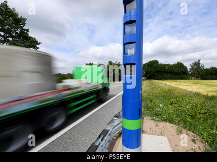 25 Juni 2018, Deutschland, Frankfurt (Oder): eine Leitstelle für die Erhebung der Maut für Lkw entlang der Bundesstraße 205 zwischen Dehmel und Neumünster. Die Zölle auf LKW wird in Deutschland ab dem 01. Juli 2018. 621 Steuergeräte haben in ganz Deutschland für diesen Zweck. Foto: Carsten Rehder/dpa Stockfoto