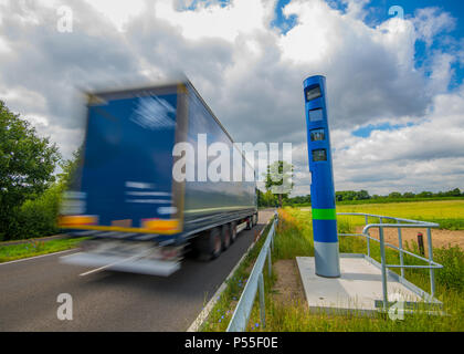 25 Juni 2018, Deutschland, Frankfurt (Oder): eine Leitstelle für die Erhebung der Maut für Lkw entlang der Bundesstraße 87 zwischen Frankfurt (Oder) und Muellrose. Die Zölle auf LKW wird in Deutschland ab dem 01. Juli 2018. 621 Steuergeräte haben in ganz Deutschland für diesen Zweck. Foto: Patrick Pleul/dpa-Zentralbild/ZB Stockfoto