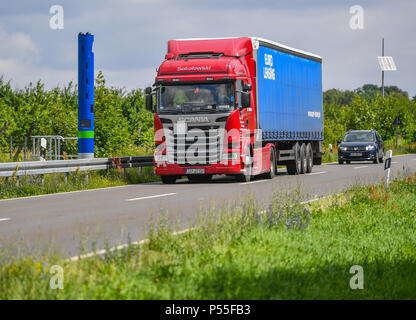 25 Juni 2018, Deutschland, Frankfurt (Oder): eine Leitstelle für die Erhebung der Maut für Lkw entlang der Bundesstraße 87 zwischen Frankfurt (Oder) und Muellrose. Die Zölle auf LKW wird in Deutschland ab dem 01. Juli 2018. 621 Steuergeräte haben in ganz Deutschland für diesen Zweck. Foto: Patrick Pleul/dpa-Zentralbild/ZB Stockfoto