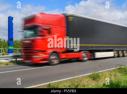 25 Juni 2018, Deutschland, Frankfurt (Oder): eine Leitstelle für die Erhebung der Maut für Lkw entlang der Bundesstraße 87 zwischen Frankfurt (Oder) und Muellrose. Die Zölle auf LKW wird in Deutschland ab dem 01. Juli 2018. 621 Steuergeräte haben in ganz Deutschland für diesen Zweck. Foto: Patrick Pleul/dpa-Zentralbild/ZB Stockfoto