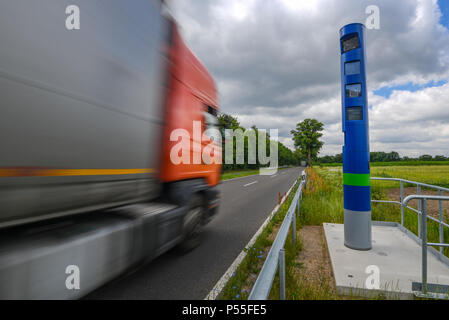 25 Juni 2018, Deutschland, Frankfurt (Oder): eine Leitstelle für die Erhebung der Maut für Lkw entlang der Bundesstraße 87 zwischen Frankfurt (Oder) und Muellrose. Die Zölle auf LKW wird in Deutschland ab dem 01. Juli 2018. 621 Steuergeräte haben in ganz Deutschland für diesen Zweck. Foto: Patrick Pleul/dpa-Zentralbild/ZB Stockfoto