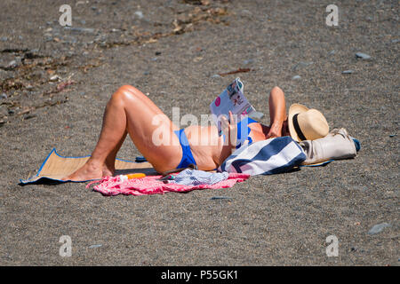 Aberystwyth, Wales. 25 Jun, 2018. UK Wetter: Wetter: Menschen am Meer in Aberystwyth, auf einer weiteren faszinierenden Tag der heißen Sonne ungebrochen. Das Vereinigte Königreich ist die Überschrift in eine mini Hitzewelle mit Temperaturen um 29° oder 30° Celsius bis Mitte der Woche Foto © Keith Morris/Alamy Live News hit Stockfoto