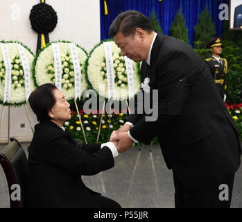 (180625) - Peking, 25. Juni 2018 (Xinhua) - der chinesische Präsident Xi Jinping (R, vorne) schüttelt Hände mit einem Familienmitglied von Zhao Nanqi sein Beileid während Zhaos Feuerbestattung service Babaoshan revolutionäre Friedhof in Peking, der Hauptstadt von China, 25. Juni 2018 zu verlängern. Der Körper von Zhao Nanqi, ehemaliger stellvertretender Vorsitzender des Nationalen Ausschusses der Chinese People's Political Consultative Conference (Cppcc), wurde Montag in Peking verbrannt. Xi Jinping, Li Keqiang, Li Zhanshu, Wang Yang, Wang Huning, Zhao Leji, Han Zheng, Wang Qishan, Hu Jintao sowie andere hochrangige Beamte zahlten ihre endgültige Stockfoto