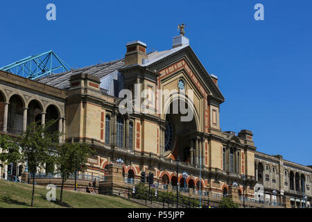 Alexandra Palace London. UK vom 25. Juni 2018 - Ansicht der Alexandra Palace im Norden von London unter blauem Himmel. Großbritannien ist mit warmen und sonnigen Wetter mit Temperatur zu erwarten erreichen 30 Grad Celsius in der Hauptstadt. Credit: Dinendra Haria/Alamy leben Nachrichten Stockfoto