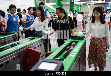 (180625) - Peking, 25. Juni 2018 (Xinhua) - Passagiere haben Smartphone-generierten QR-Codes von Fahrkartenautomaten gescannt bevor Sie in Futian Metro Station von Shenzhen in Shenzhen im Süden Chinas Provinz Guangdong, 8. Mai 2018. Für die meisten Chinesen in den 70er Jahren, einer Ihrer Träume war zu eigenen "Drei Dinge mit Rädern und ein vocal Sache', d. h., ein Fahrrad, eine Nähmaschine, eine Uhr und ein Radio. Im Großen und Ganzen ist dieser Traum wurde leicht zugänglich während der 1980er und 1990er Jahren und die "grossen Vier" von Fernseher, Kühlschrank, Waschmaschine und Tonbandgerät. Mit der Menschen überhaupt - Stockfoto