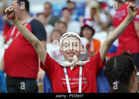 (180625) - SAMARA, 25. Juni 2018 (Xinhua) - ein Fan von Russland cheers vor der 2018 FIFA World Cup Gruppe eine Übereinstimmung zwischen Uruguay und Russland in Samara, Russland, 25. Juni 2018. (Xinhua / Bai Xueqi) Stockfoto