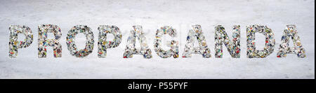 Das Wort Propaganda von Zeitung Konfetti auf altem Papier Stockfoto