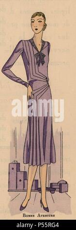 Frau in lila Seide nachmittag Kleid mit eleganten Biesen im Rock. Lila Möbel im Hintergrund.. Papierkörbe pochoir (Schablone) Lithographie von der Französischen luxus Mode Magazin "Kunst, Gicht, Beaute' 1928. Stockfoto