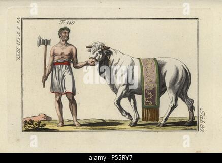 Geopferten Stier in der dekorativen Schärpe führte durch eine Axt zu opfern - Ausüben der Mann im Lorbeerkranz nach einem Roman Triumph. Papierkörbe Kupferstich von Robert von Spalart's 'historisches Bild der Kostüme der wichtigsten Menschen der Antike und des Mittelalters" (1798). Stockfoto