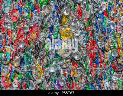Recyceltem Aluminium Soda und Bierdosen in Hongkong Stockfoto