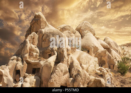 Beeindruckende fungous Formen der Sandstein in der Schlucht in der Nähe von cavusin Dorf, Kappadozien, der Provinz Nevsehir, Anatolia Region der Türkei Stockfoto