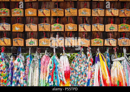 Ema, Votive, Holz-, Tabletten, die Platten und Angebote im Fushimi Inari-Taisha Heiligtum, Kyoto, Japan Stockfoto