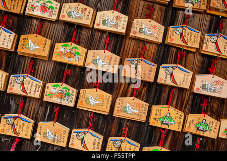 Ema, Votive, Holz-, Tabletten, die Platten an Fushimi Inari-Taisha Heiligtum, Kyoto, Japan Stockfoto