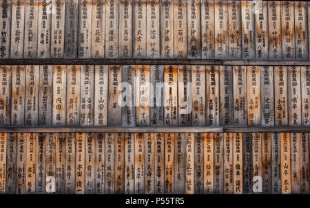 Ema, Votive, Holz-, Tabletten, die Platten an Fushimi Inari-Taisha Heiligtum, Kyoto, Japan Stockfoto