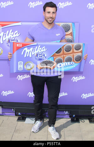 Milka Liebe Houserunning im Motel One Hamburg mit: Leonard Freier Wo: Hamburg, Deutschland Wann: 24. Mai 2018 Credit: Becher/WENN.com Stockfoto