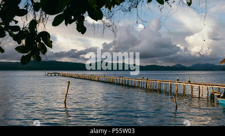 Cloudscape mit hölzernen Pier in kri Insel vor tropischen Gewitter. Raja Ampat Archipel, West Papua, Indonesien Stockfoto