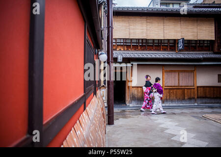 Mädchen, gekleidet in Kimono, in lebhaft, einen traditionelle japanische nächtlichen Entertainment-Bereich. Kyoto. Japan Stockfoto