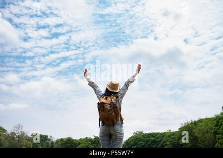 Glückliche junge Reisende Frau Backpacker erhobenen Arm bis zu Himmel genießen einen schönen der Natur panorama Freiheit Wanderlust Travel Stockfoto