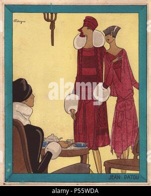 1920 modische Frauen in ein Cafe: Frau trinkt Tee mit schwarzen Samtrock mit weißem Pelzbesatz, Frauen, die das Tragen von crimson Kleider und Turban Hüte.. Papierkörbe pochoir (Schablone) Lithographien aus der Französischen luxus Mode Magazin "Kunst, Gicht, Beaute' 1926. Stockfoto