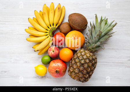 Satz von frischen Früchten auf einem weißen Holz- Oberfläche, Ansicht von oben. Von oben. Stockfoto