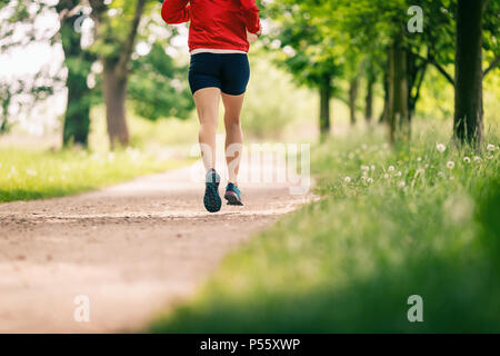 Läuft Frau, genießen Sommertag im Park. Ausdauertraining, Joggen oder Walken weiblichen Athleten, körperliche Aktivität Konzept im Freien. Stockfoto
