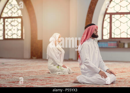 Muslimischen Mann und Frau für Allah in der Moschee beten zusammen Stockfoto