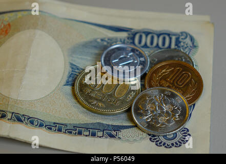 Die japanische Währung, Münzen und Papiergeld auf Tisch. Stockfoto