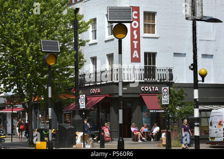 Ein Zweig des Kaffeehauses, Costa Kaffee auf Chalk Farm Road, Camden, London. Stockfoto