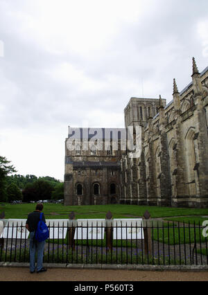 Blick auf das lange Kirchenschiff, zentralen Turm, nördlichen Querschiff und Westfassade der Kathedrale von Winchester, Hampshire, England, Großbritannien Stockfoto