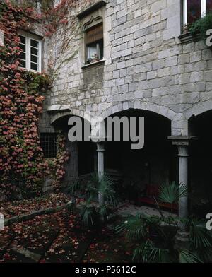 ARTE GOTICO. ESPAÑA. SIGLOS XIII-XIV. CASA DE LA PABORDIA, Edificio de los siglos XIII y XIV y posteriormente ampliado. Vista del Interior del que destacan sus Bellas arcadas. GIRONA. Cataluña. Stockfoto