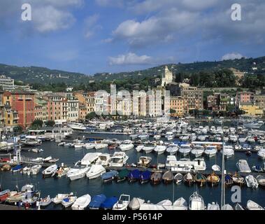 ITALIA. SANTA MARGHERITA LIGURE. Panorámica de La población con el Puerto Deportivo de Primer término. Riviera Italiana. Stockfoto