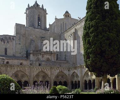 ARTE GOTICO. ESPAÑA. SIGLO XIV. CATEDRAL DE SANTA MARIA (1170-1331). Vista del CLAUSTRO erigido en el Sektor NE.de la Iglesia, tiene una Planta cuadrangular de 47 x 46 m. y Es de estructura románica hasta Los Arcos de los pórticos y gótica a partir de Este Nivel. Se Divide en grupos de Tres Arcos englobados por un gran Arco de Descarga con dos rosetones. TARRAGONA. Cataluña. Stockfoto