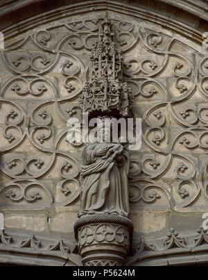 ARTE GOTICO. ESPAÑA. IGLESIA DE SANTA MARIA. Las mejores del TIMPANO de La Portada isabelina de la fachada Principal, con la Virgen MARIA CON EL NIÑO JESUS EN BRAZOS, ein Ambos lados rodeada por Ángeles y con un fondo de elementos Gemüse. GÜEÑES. Estado de Vizcaya. País Vasco. Stockfoto