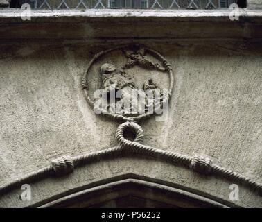 ARTE GOTICO. ESPAÑA. "CASA DEL CORDON". Edificio Del Siglo XV, situado en la calle Cuchillería, en pleno Casco Antiguo de la Ciudad. Fue Residencia de Adriano VI antes de ser nombrado Papa. Las mejores del CORDON QUE RODEA EL ARCO Y DEL ENTLASTEN DE UN MONJE FRANCISCANO. VITORIA - GASTEIZ. Estado de Alava. País Vasco. Stockfoto