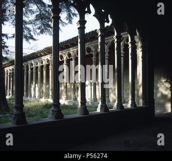 ARTE GOTICO. ESPAÑA. SIGLO XIV. CONVENTO DE SANT DOMENEC. Reconstruído en Varias ocasiones, fue habitado Entre 1323 y 1835 por Los Frailes dominicos y desde 1881 Por una Comunidad de franciscanos. Vista del CLAUSTRO DEL PRIMITIVO CONVENTO (1333-1350), de Gran estilización. BALAGUER. Comarca de la Noguera. Provincia de Lleida. Cataluña. Stockfoto