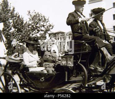 FRANCO Bahamonde, Francisco (El Ferrol, 1892 Madrid, 1975). Militar y político Español que el'inició Alzamiento Nacional" (18/07/36). En 1938 adoptó el Título de Caudillo de Espana instaurando un régimen personalista apoyado por un Partido único: el Movimiento Nacional. FRANCO Y SU ESPOSA CARMEN POLO, EN LA FERIA DE SEVILLA (2 de Mayo de 1943). Stockfoto