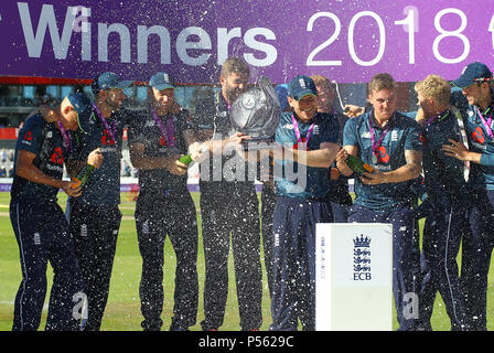 Sonntag, 24 Juni 2018, Emirates Old Trafford, 5 ODI Royal London eintägiger Serie England v Australia; England feiern die 5-0 Reihe gewinnen über Aust Stockfoto