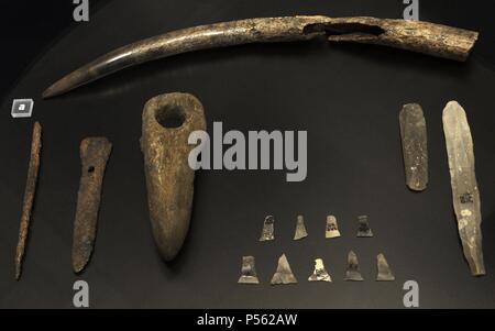 Grabkunst Drumherum von Grab eines Mannes. Von links nach rechts: Hirsch Geweih, Knochen pin, wristguard von Knochen, Streitaxt aus Stein, Pfeilspitzen aus Feuerstein und Feuerstein klingen. Frühe Jungsteinzeit. 3800 BC. Von Dragsholm, westlichen Seeland. National Museum von Dänemark. Kopenhagen. Dänemark. Stockfoto