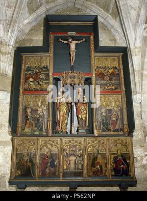 ARTE HISPANICO - GOTICO. ESPAÑA. PARROQUIA DE SAN ESTEBAN. Sie TABLO DE LOS SANTOS JUANES'. Den Vorsitz La Capilla del Escolar. Retablo gótico de finales Del Siglo XV o principios del XVI. La hornacina Zentrale alberga dos verfügbares Teil verfügbare Teile de los Santos JUANES. (Valdizarbe MURUZABAL). Navarra. Stockfoto