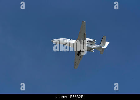 Executive Jet mit Klappen und Fahrwerk für eine Landung ausgefahren Stockfoto