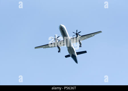 Eine 2 motorige Passagierflugzeug mit Fahrwerk und Klappen, die für die Landung ausgefahren Stockfoto