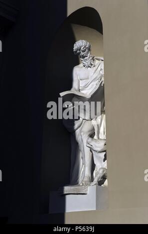 Der Evangelist Lukas mit dem Stier (tetramorph). Skulptur. Fassade der Kathedrale von Vilnius. Von Tommaso Righi (1727-1802). 1783. Litauen. Stockfoto