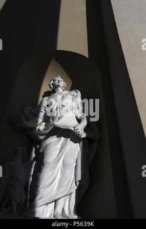 Der heilige Johannes der Evangelist mit dem Adler (tetramorph). Skulptur. Fassade der Kathedrale von Vilnius. Von Tommaso Righi (1727-1802). 1783. Litauen. Stockfoto