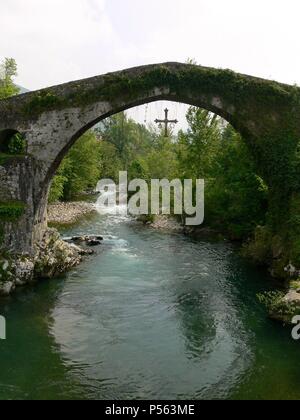 Asturien. CANGAS DE ONIS. Vista del Puente construido en el s. XIII sobre los cimientos de un Puente Romano, con la Cruz de la Victoria en el centro. Por se discurren las Aguas del río SELLA. España. Stockfoto