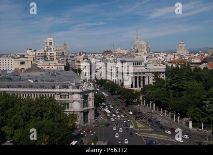 COMUNIDAD DE MADRID. MADRID. Vista de la Ciudad desde Plaza Cibeles, calle Acalà. España. Stockfoto