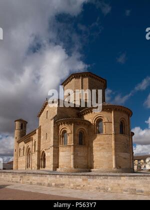 ARTE ROMANICO. ESPAÑA. SAN MARTIN DE FROMISTA. Iglesia románica construida hacia El 1,066. Es el único que Resta elemento del Monasterio Benedictino que mandó construir la Reina Doña Bürgermeister, viuda de Sancho el Mayor de Navarra. Edificio de Planta Basilika Gebäude. FROMISTA. Estado de Palencia. Castilla-León. Stockfoto