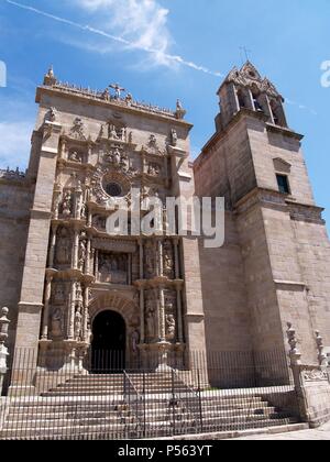 ARTE RENACIMIENTO. ESPAÑA. BASILICA DE SANTA MARIA LA MAYOR. Iglesia construida entre los. XIV-XVI en Estilo góticorenacentista. Las obras fueron costeadas por el Gremio de marineros. Vista General de la FACHADA PRINCIPAL con La Portada semeja plateresca que un Gran retablo. PONTEVEDRA. Galizien. Stockfoto