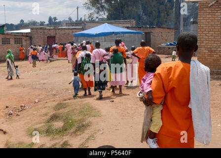 Ruanda, Gitarama, Gefängnis mit 7.500 Gefangenen, meistens für Hutu für Völkermord Verbrechen, viele Gefangene sind Frauen mit Kindern, Gefangenen in orange Kleidung: bereits verurteilt, rosa Kleidung: Warten auf Vorwurf/RUANDA, Gitarama, Gefaengnis mit 7500 Haeftlingen, viele sind Hutu und wegen Genozid Verbrechen inhaftiert, darunter auch viele Frauen mit Kindern, Haeftlingskleidung orange: bereits verurteilt, rosa: Warten auf Anklage Stockfoto